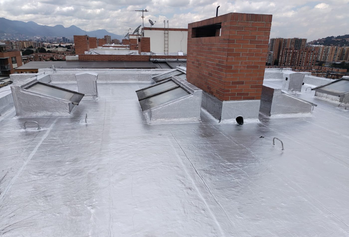 Después: cubierta terminada con claraboyas y chimenea selladas