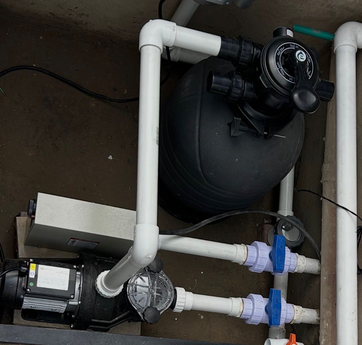 Cuarto técnico de piscina con bomba, filtro y válvulas