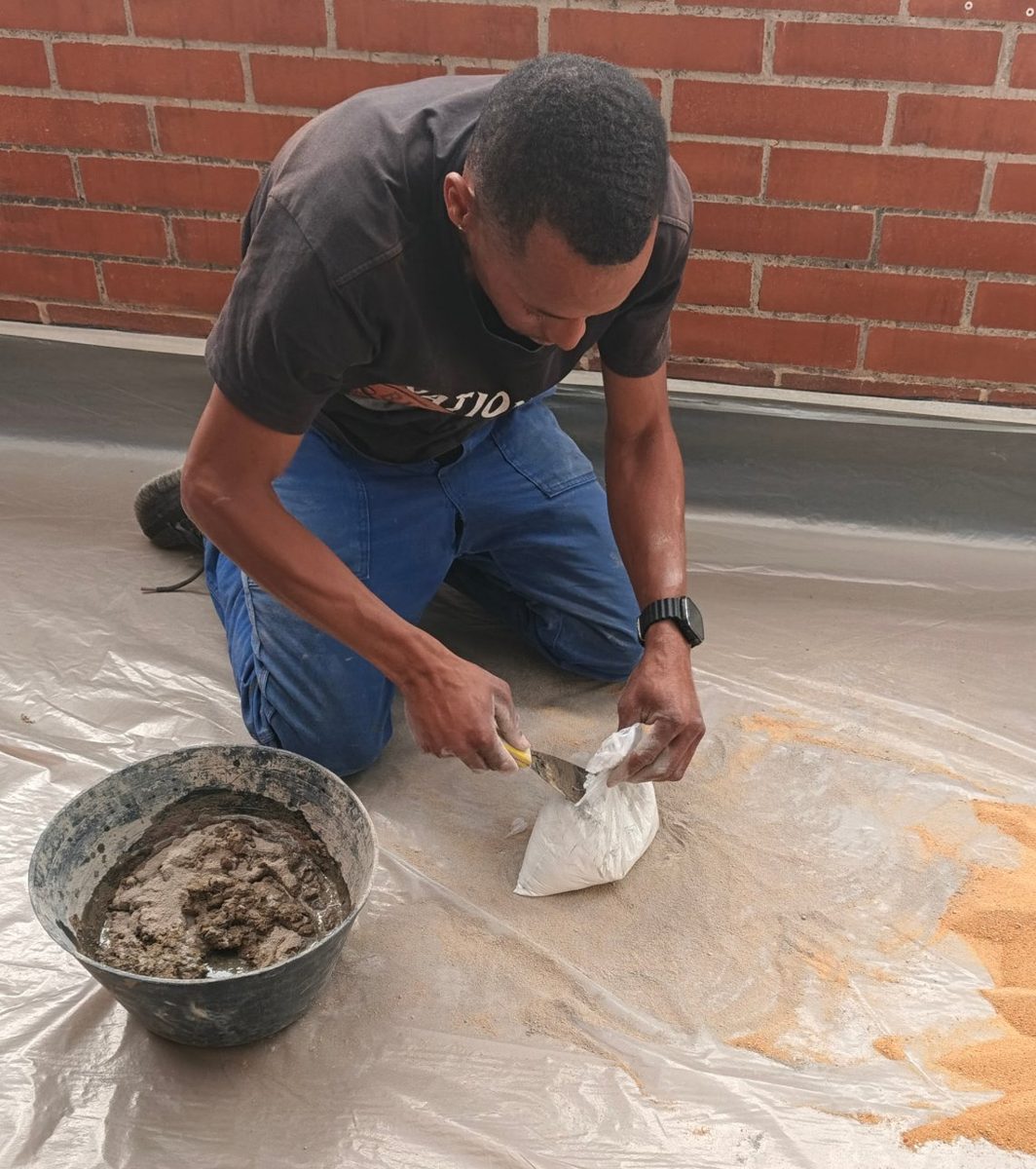 Preparación del mortero para emboquillado con el piso protegido