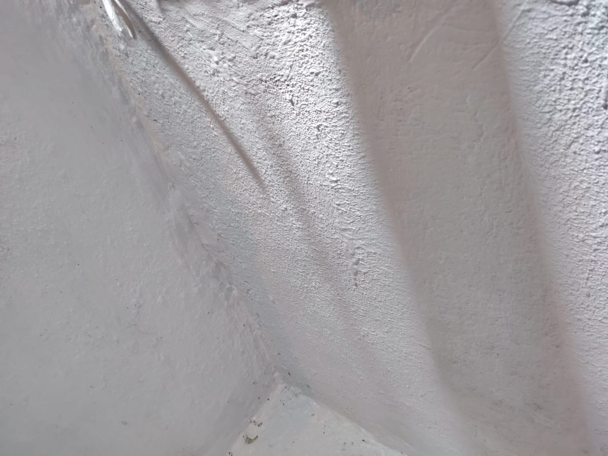 Muros del foso con recubrimiento impermeable terminado