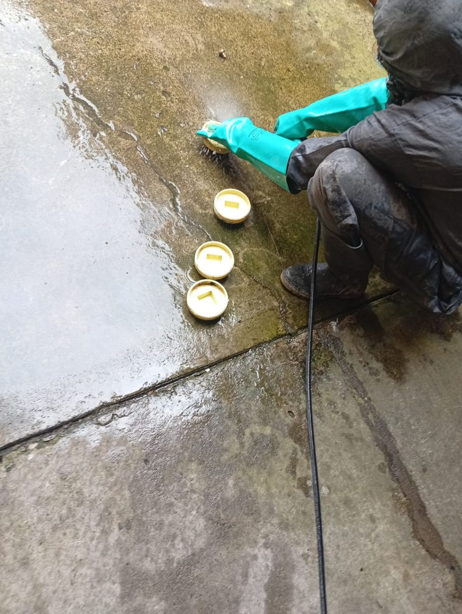Limpieza con cepillo de los tapones de registro