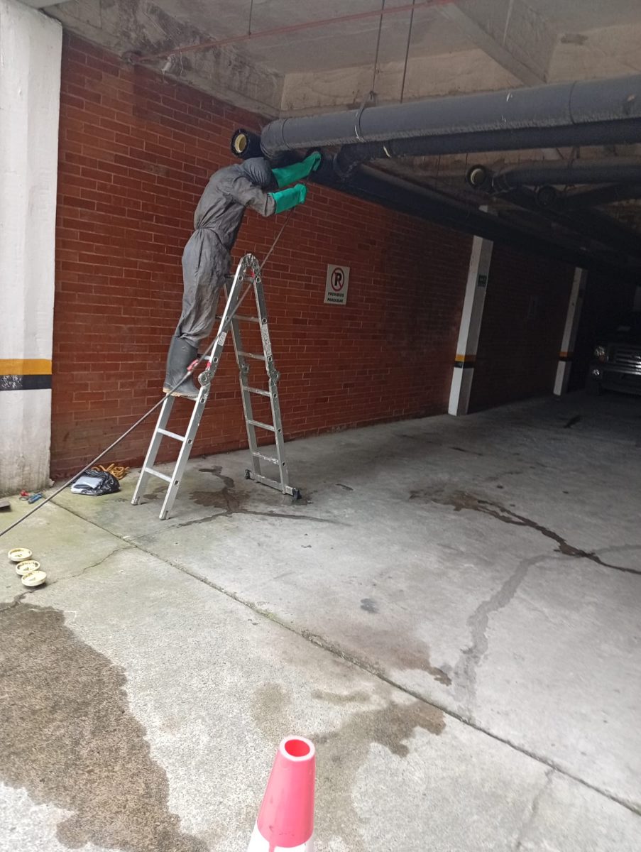 Hidrolavado de tubería sanitaria colgada en el parqueadero