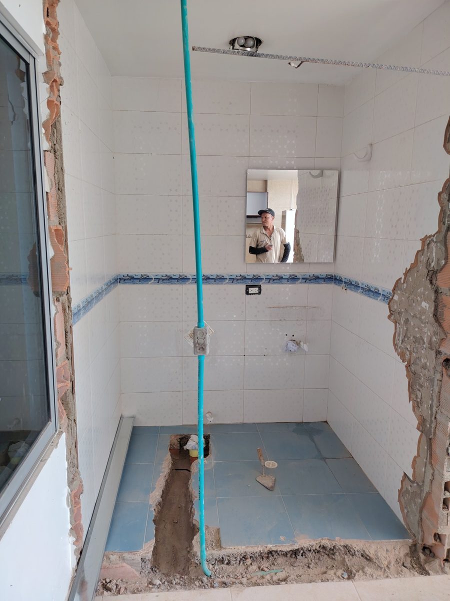 Antes: baño durante la demolición, con muros abiertos y piso picado