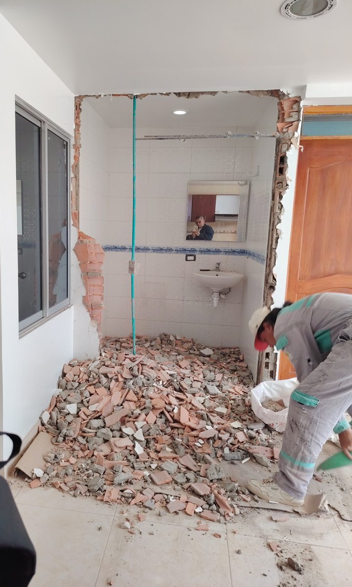 Demolición de muros y enchapes del baño anterior